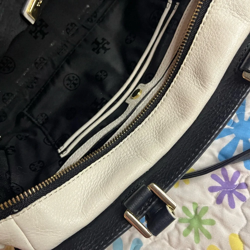 👜 😍Tory  Burch black and white Leather satchel